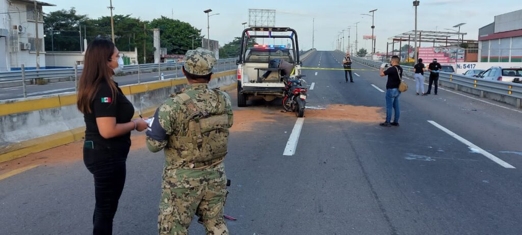 choca motociclista contra patrulla en Veracruz y muere 